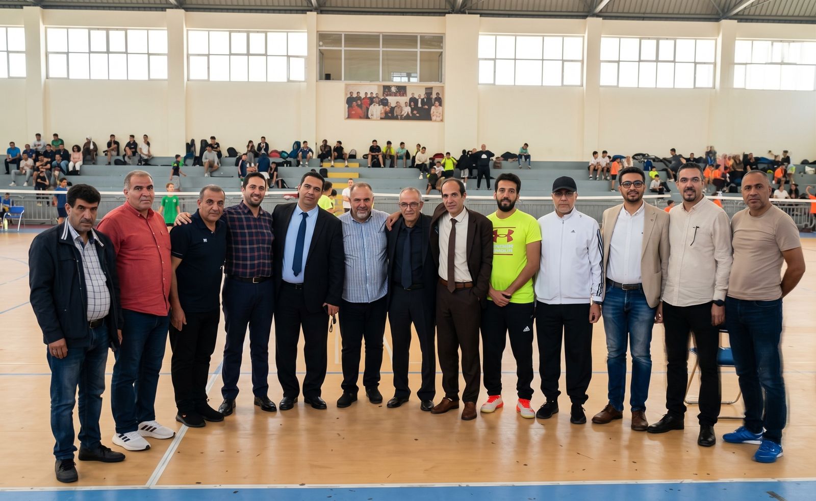 رئيس الجمعية وأعضاؤها بالقاعة المغطاة